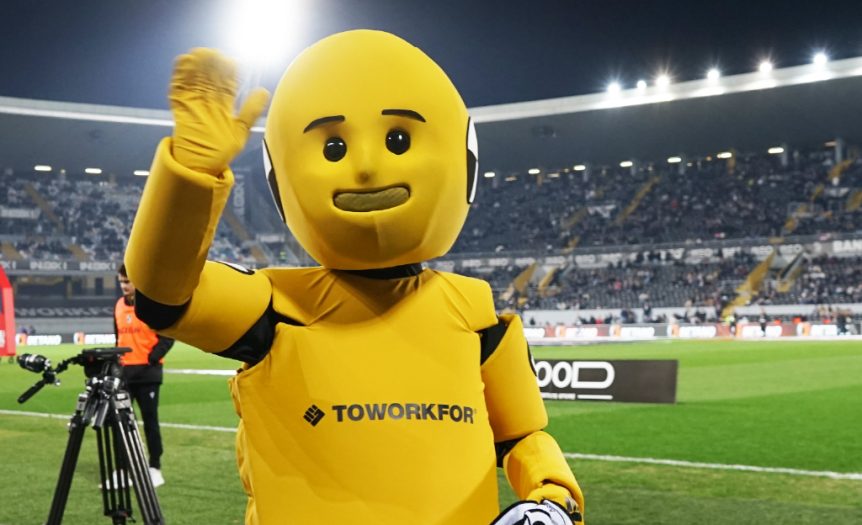 Dummy, a mascote da TOWORKFOR anima adeptos no D. Afonso Henriques