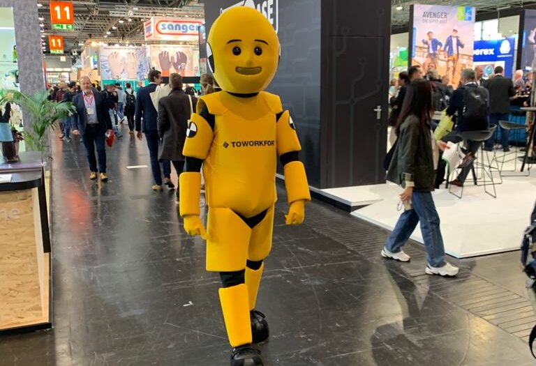 Conhece a nova mascote TOWORKFOR – Dummy